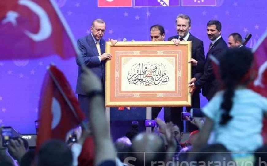 Zetra: Izetbegović Erdoganu poklonio sliku, a onda je sve iznenadila jedna beba 